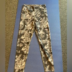 The North Face Leggings in Camo with pockets